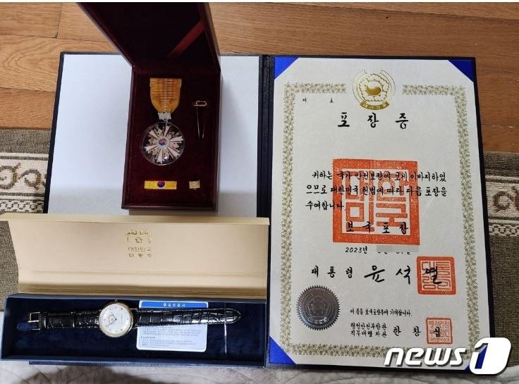 본문 이미지 - 군에서 30년이상 33년 미만 근무한 이에게는 그 수고를 국가가 보상한다는 의미에서 보국포장이 수여된다. (SNS 갈무리) ⓒ 뉴스1