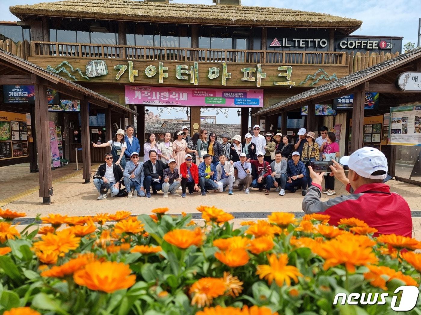 본문 이미지 - 10일 김해가야테마파크를 찾은 베트남 관광객들이 기념촬영을 하고 있다.(김해시 제공)