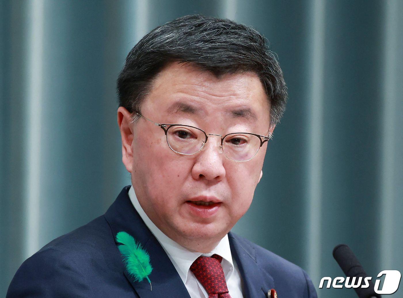 본문 이미지 - 마쓰노 히로카즈 일본 관방장관이 기자회견에서 답변하는 모습. 2023.04.19 ⓒ AFP=뉴스1 ⓒ News1 권진영 기자