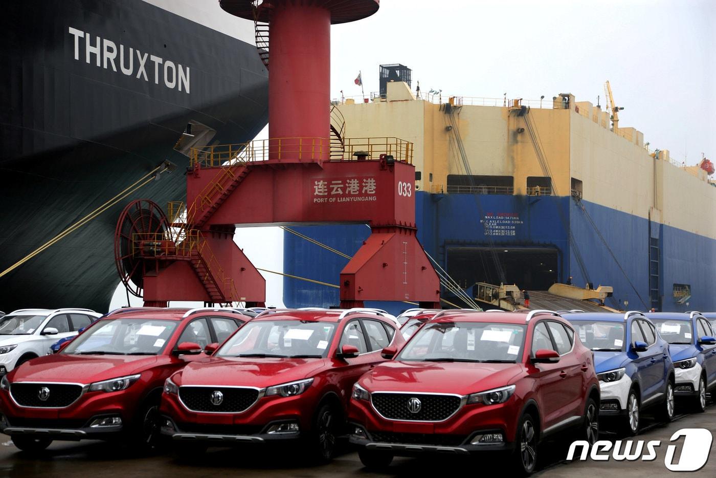 본문 이미지 - 중국의 유명항구 리옌윈강에서 중국 자동차들이 선적을 기다리고 있다. ⓒ 로이터=뉴스1 ⓒ News1 박형기 기자