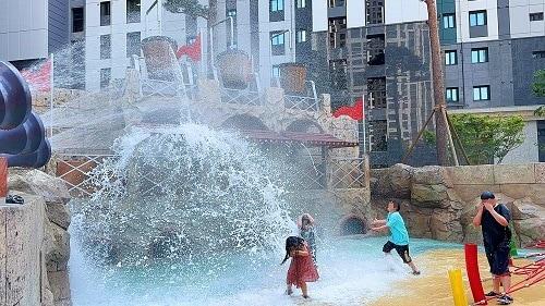 본문 이미지 - '검암역 로열파크씨티 푸르지오' 놀이터인 '어드벤처 월드' 에서 아이들이 물대포와 워터 풀 버킷을 즐기는 모습 (디케이아시아 제공)