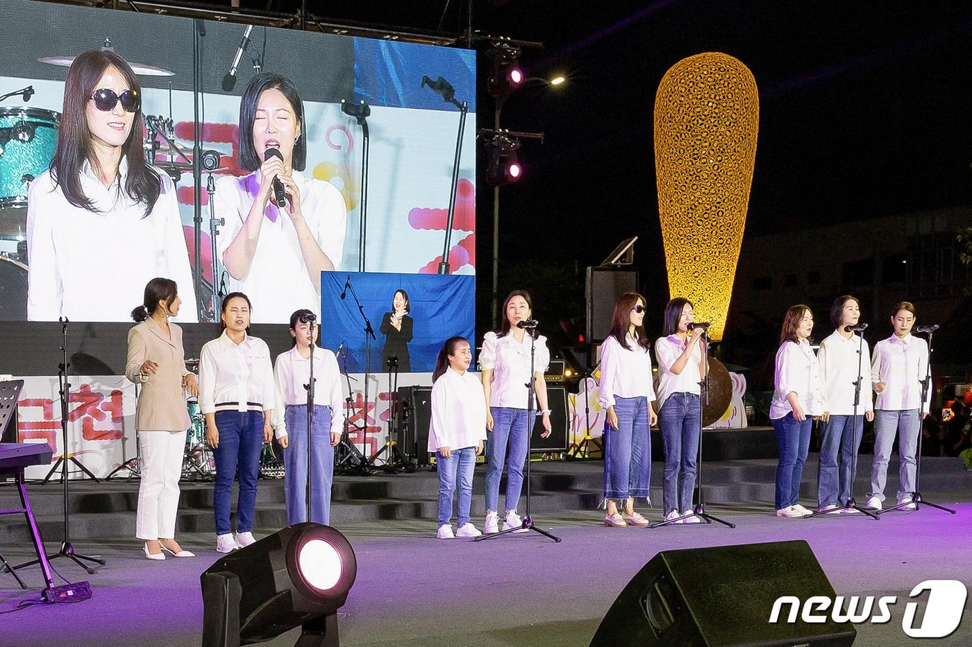 본문 이미지 - 물빛소리 합창단이 공연을 선보이고 있다.(코웨이 제공) 