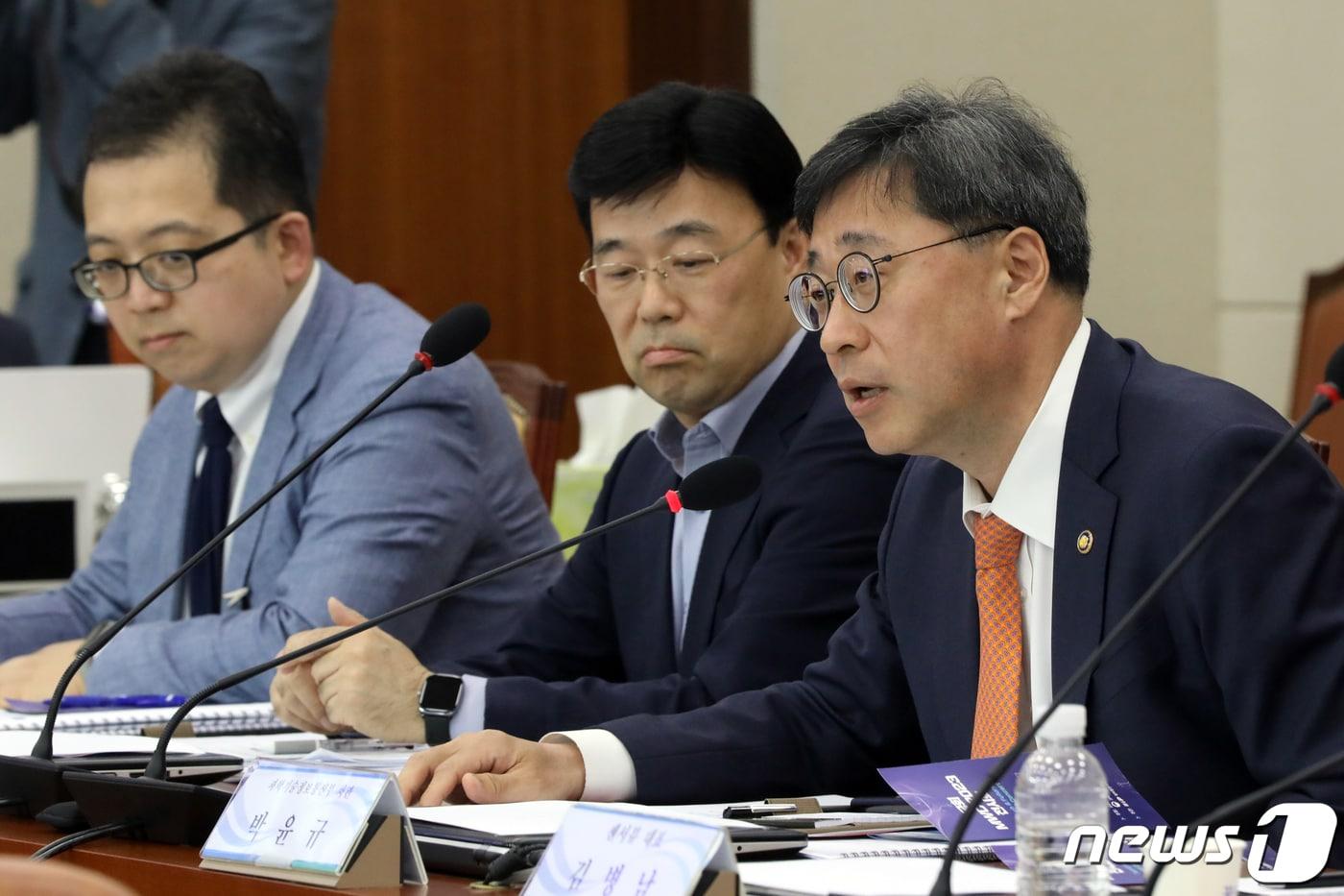 본문 이미지 - 박윤규 과학기술정보통신부 제2차관이 지난달 15일 서울 여의도 국회 과학기술정보방송통신위원회 회의장에서 열린 '국회 MWC2023 참여기업 간담회'에서 인사말을 하고 있다. 2023.5.15/뉴스1 ⓒ News1 황기선 기자