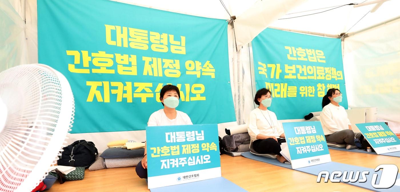 본문 이미지 - 간호협회 임원들이 15일 오후 서울 중구 대한간호협회 앞에서 간호법 제정을 촉구하며 7일째 단식을 이어가고 있다. 앞서 국민의힘과 정부는 윤석열 대통령에게 간호법 거부권(재의 요구권) 행사를 건의한 상태다. 윤 대통령은 오는 16일 열리는 국무회의에서 당정의 의견을 수용할 가능성이 큰 것으로 알려졌다. 대통령의 거부권 행사 시한은 오는 19일까지다. 2023.5.15/뉴스1 ⓒ News1 장수영 기자