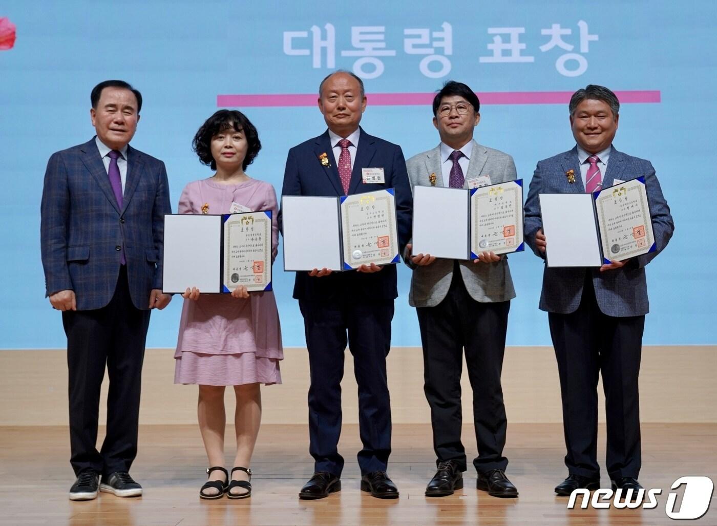 본문 이미지 - 왼쪽부터 김지철교육감, 윤순용 한들물빛중 교사, 전병현 엄사초 교장, 김종천 대산중 교사, 정태수 충남예술고 교장. (충남교육청 제공) /뉴스1
