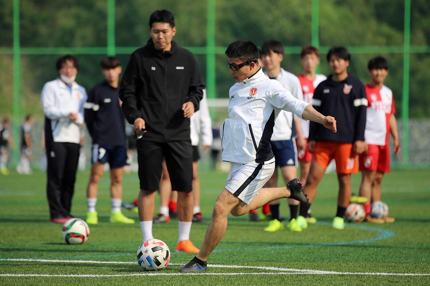 본문 이미지 - 2023 스페셜올림픽코리아 K리그 통합축구 클리닉에서 축구 유튜버 고알레가 축구 클리닉을 진행하고 있다.(스페셜올림픽코리아 제공)