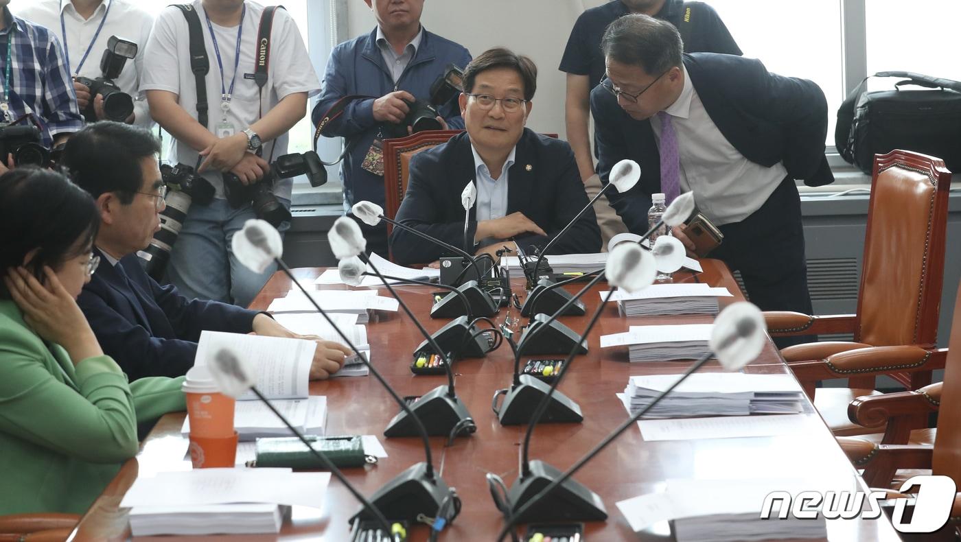 본문 이미지 - 신동근 국회 기재위 경제재정소위원장이 15일 오후 서울 여의도 국회에서 열린 기획재정위원회 경제재정소위원회에서 회의 준비를 하고 있다. 2023.5.15/뉴스1 ⓒ News1 송원영 기자