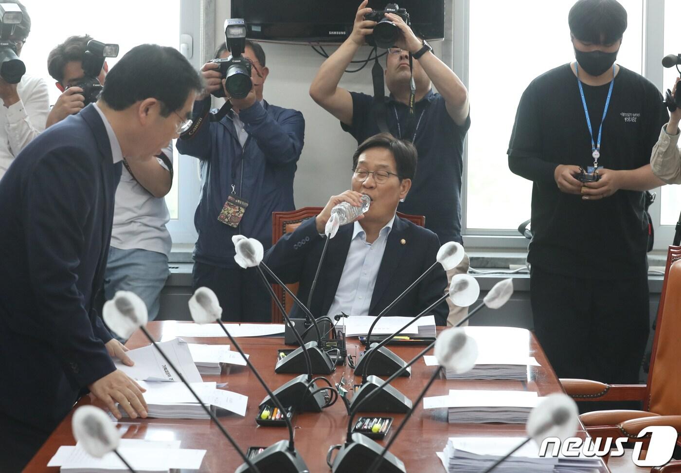 본문 이미지 - 신동근 국회 기재위 경제재정소위원장이 15일 오후 서울 여의도 국회에서 열린 기획재정위원회 경제재정소위원회에서 물을 마시고 있다. 2023.5.15/뉴스1 ⓒ News1 송원영 기자