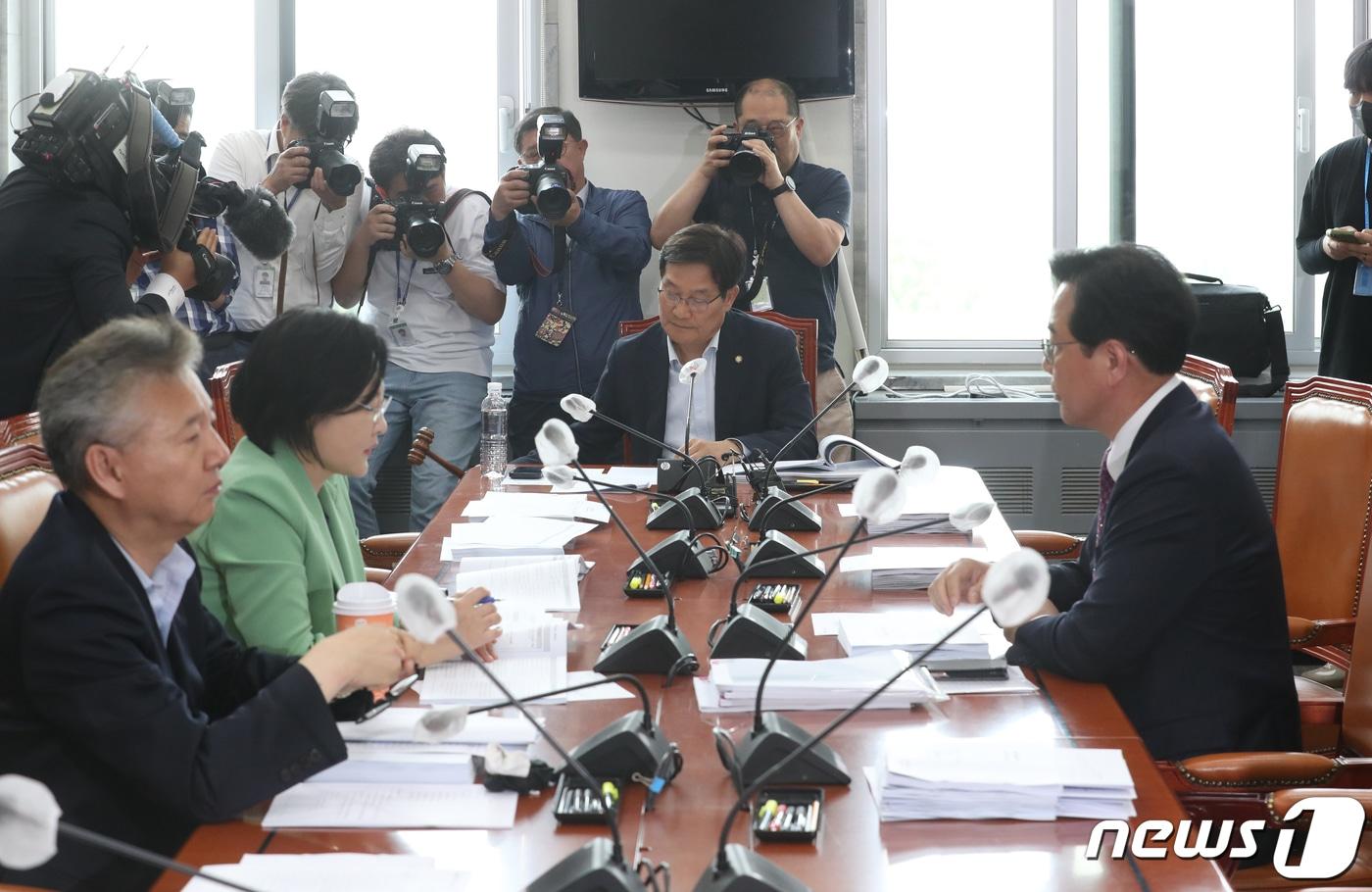 본문 이미지 - 신동근 국회 기재위 경제재정소위원장이 15일 오후 서울 여의도 국회에서 열린 기획재정위원회 경제재정소위원회에서 의사봉을 두드리고 있다. 2023.5.15/뉴스1 ⓒ News1 송원영 기자