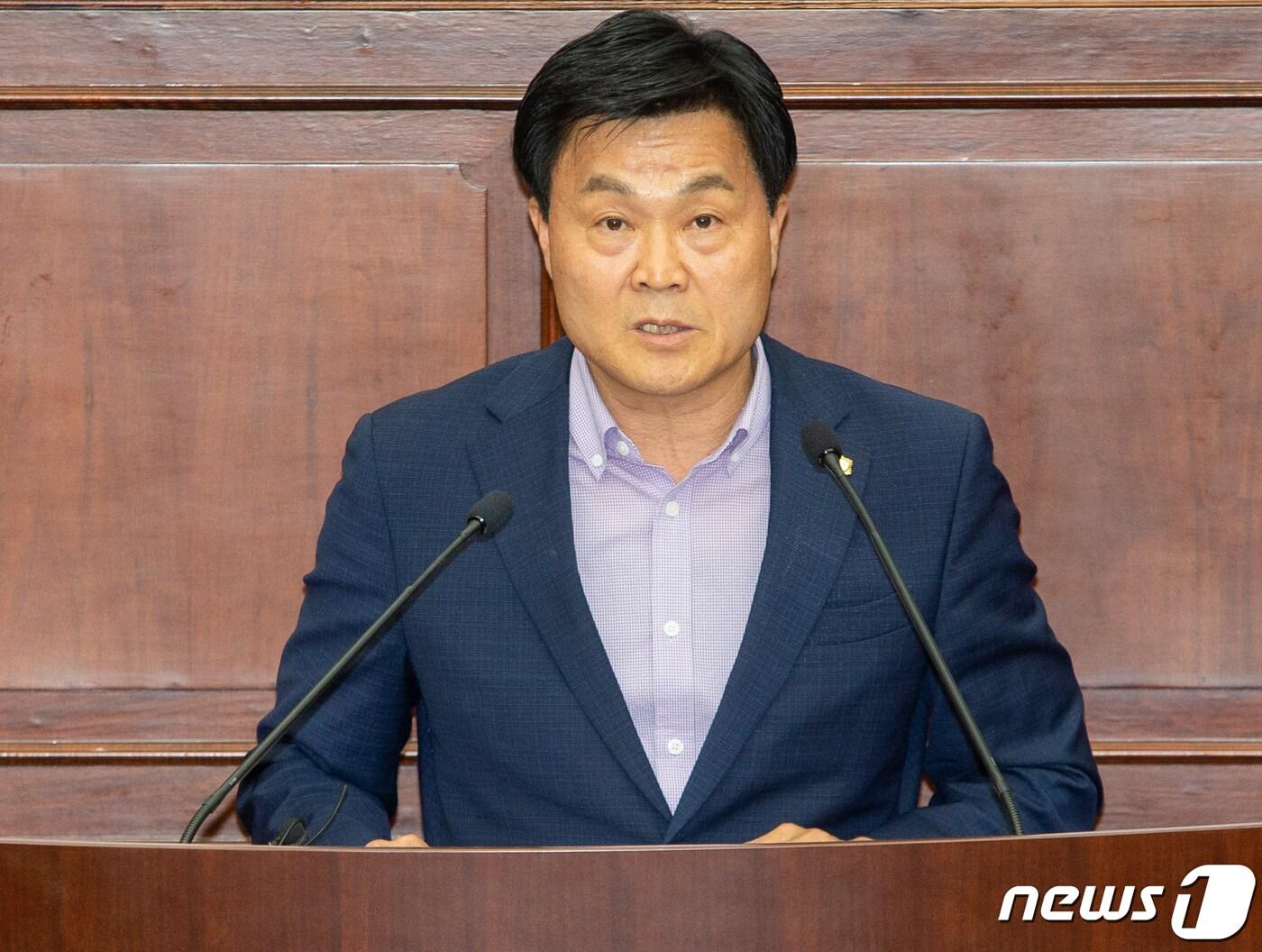 본문 이미지 - 김영태 경북 구미시의원이 15일 열린 임시회에서 "도시 브랜드 가치를 높일 수 있는 '구미타워'를 건립하자"고 제안하고 있다. (구미시의회 제공) 2023.5.15/뉴스1