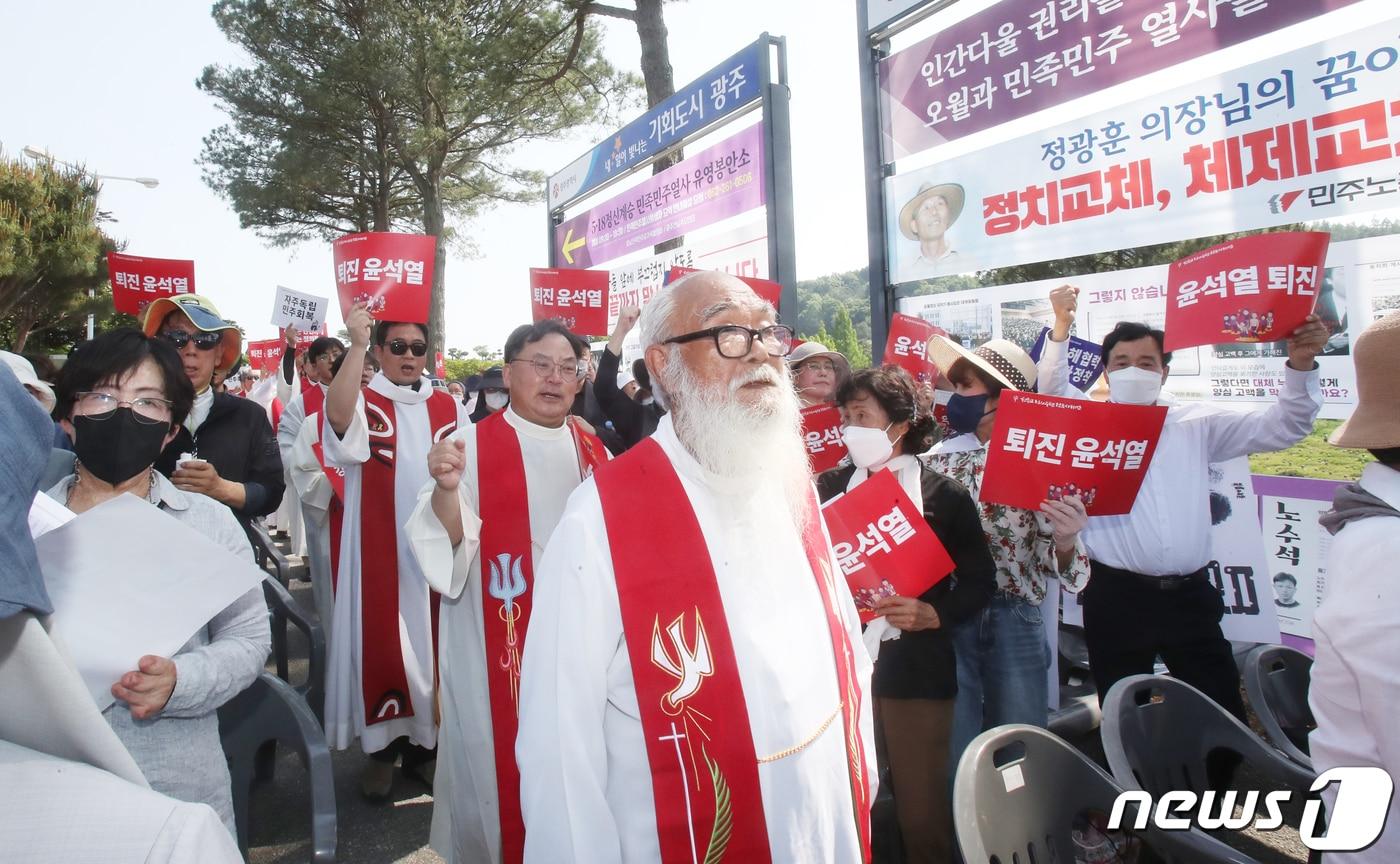 본문 이미지 - 문정현 신부와 천주교정의구현전국사제단(사제단) 비상대책위원회(비대위) 사제들이 광주5·18민주항쟁 43돌을 맞아 15일 오후 광주시 북구 망월동 5․18민족민주열사묘역(구묘역)에서 ‘5․18광주민주항쟁 기념미사’를 진행하고 있다. 2015.5.15/뉴스1 ⓒ News1 김태성 기자