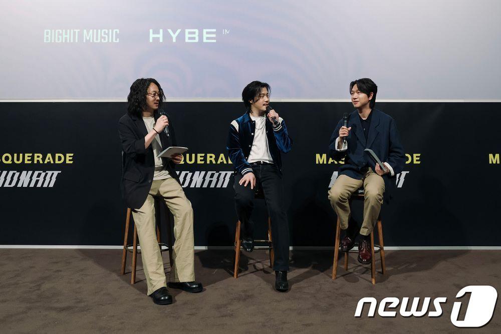 본문 이미지 - 하이브는 15일 서울시 용산구 CGV 용산아이파크몰에서 가수 미드낫의 디지털 싱글 '마스커레이드'(Masquerade) 발매 기자간담회를 열었다.  미드낫의 이번 신곡은 '음악과 기술의 융합'을 표방해 온 하이브가 진행해온 '프로젝트 엘'의 첫 결과물이다. (왼쪽부터)정우용 하이브IM 대표, 가수 미드낫, 신영재 빅히트뮤직 대표. 하이브 제공.