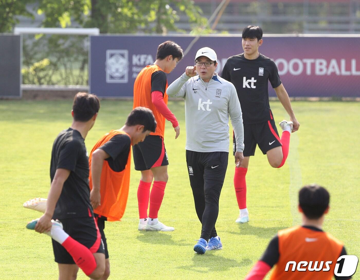 본문 이미지 - 황선홍 24세 이하 대표팀(U-24) 감독이 15일 경기 파주시 축구국가대표트레이닝센터(NFC)에서 열린 첫 소집 훈련에서 훈련 지시를 하고 있다. 항저우 아시안게임에 출전하는 U-24 대표팀 24명은 모두 K리그에서 활약 중인 선수들로 선발됐다. 2023.5.15/뉴스1 ⓒ News1 신웅수 기자