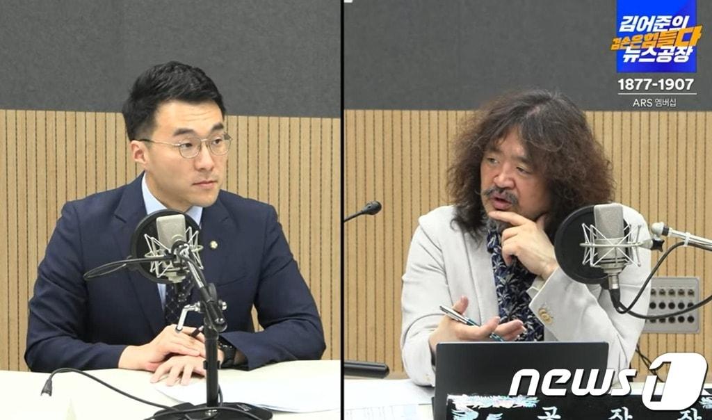 본문 이미지 - 더불어민주당을 탈당한 김남국 의원이 15일 유튜브 채널 '김어준의 겸손은 힘들다 뉴스공장'에 출연,  국회에서 코인거래를 한 것에 사과하면서 거래 규모와 횟수 등에 대해 "액수가 소액이어서 정확하게 기억을 잘 못한다"라고 했다. (유튜브 갈무리) ⓒ 뉴스1 