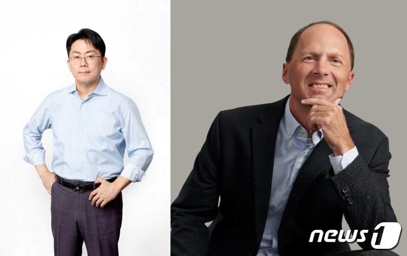 본문 이미지 -  왼쪽부터 노종원 솔리다임, 데이비드 딕슨 각자대표이사. (SK하이닉스 제공) 