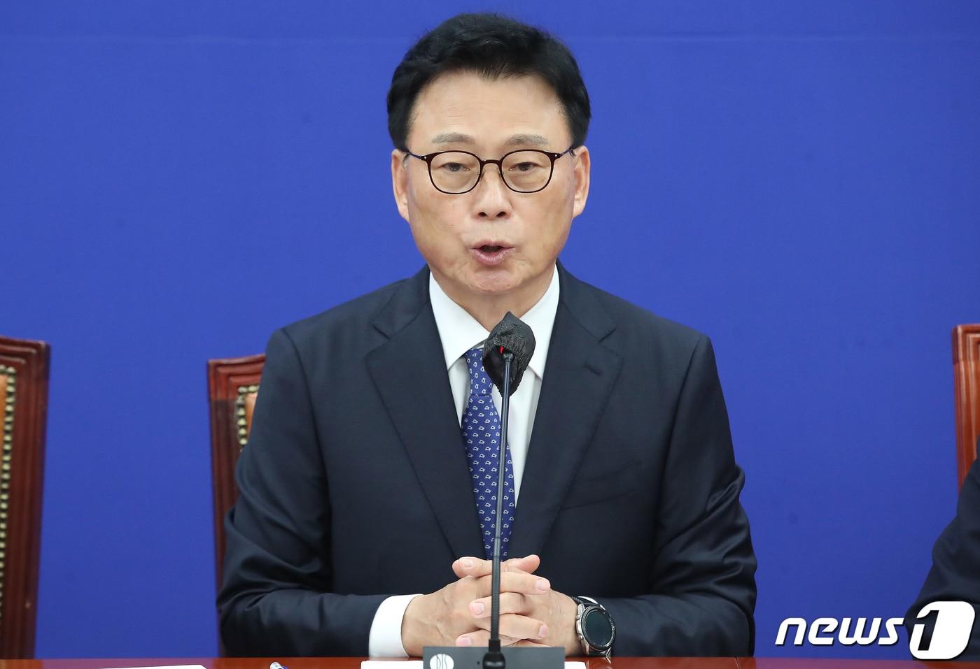 본문 이미지 - 박광온 더불어민주당 원내대표가 16일 오전 서울 여의도 국회에서 열린 원내대책회의에서 모두발언을 하고 있다. 2023.5.16/뉴스1 ⓒ News1 임세영 기자