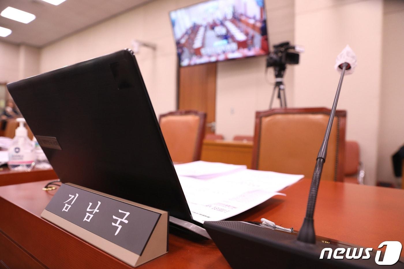 본문 이미지 - 16일 오전 서울 여의도 국회에서 열리는 법제사법위원회 전체회의에서 거액의 가상자산(암호화폐) 보유 의혹으로 더불어민주당을 탈당한 김남국 의원의 자리가 무소속 쪽으로 옮겨져 있다. 이날 김 의원은 법사위 전체회의에 불참했다. 2023.5.16/뉴스1 ⓒ News1 임세영 기자