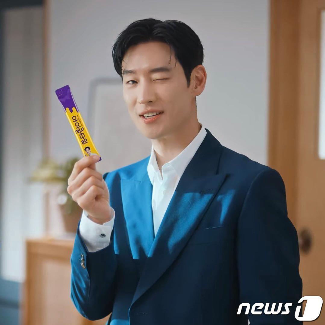 본문 이미지 - 배우 이제훈. (아이클타임 광고 갈무리)