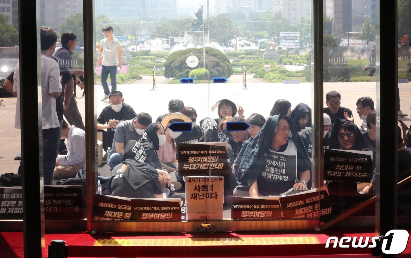 본문 이미지 - 전세사기·깡통전세 피해자 전국대책위원회 회원들이 16일 오전 서울 여의도 국회 본관 입구에서 '제대로된 전세사기 및 깡통전세 특별법 제정' 촉구 시위를 하고 있다./뉴스1 ⓒ News1 송원영 기자