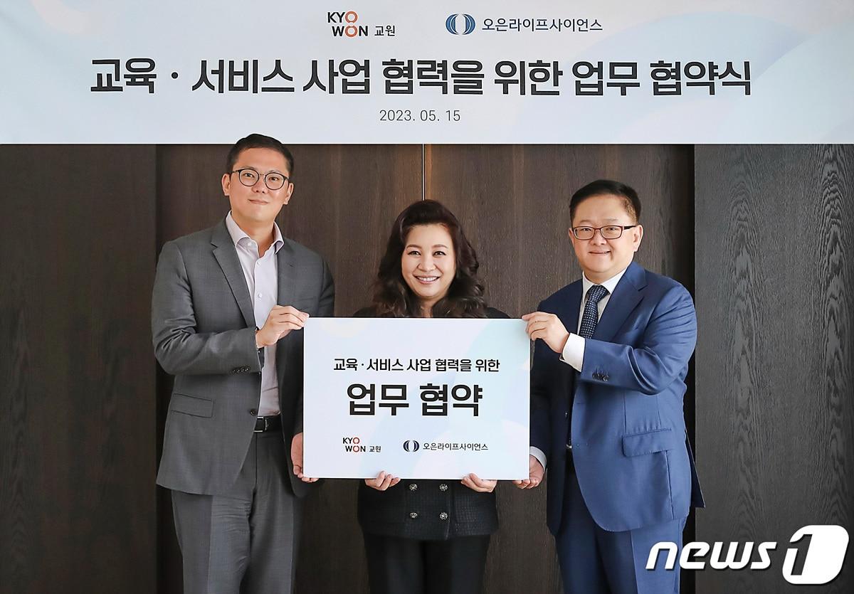 본문 이미지 - 교원 빨간펜과 오은라이프사이언스는 지난 15일 업무협약식을 마친 뒤 기념촬영을 하고 있다.(왼쪽부터 장동하 교원그룹 기획조정실장, 오은영 박사, 유정환 오은라이프사이언스 대표) (제공=교원)