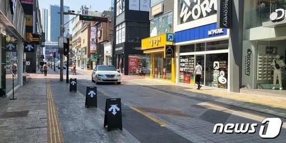 본문 이미지 - 16일 대구와 경북 대부분 지역의 한낮 수은주가 33도를 오르내리는 무더위를 보였다. 이날 오전 인적이 끊겨 한산한 대구 도심 모습.(남승렬 기자)