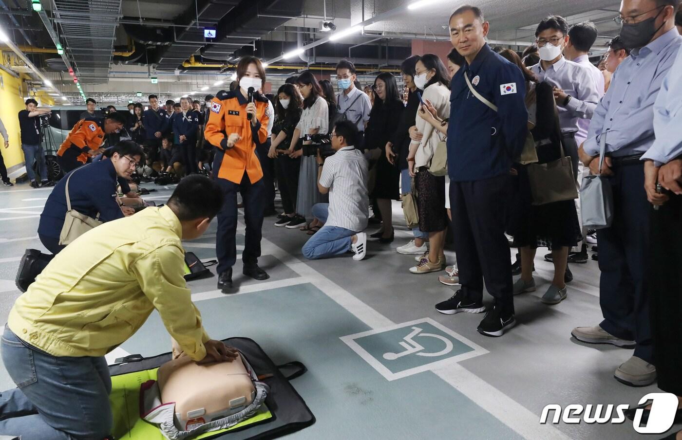 민방공 훈련(공습 대비 민방위 훈련)이 열린 16일 오후 세종시 정부세종청사 중앙동에서 행정안전부 직원들이 지하 주차장으로 대피를 마친 뒤 세종소방서 요원들에게 심폐 소생술 교육을 받고 있다. 2023.5.16/뉴스1 ⓒ News1 김기남 기자