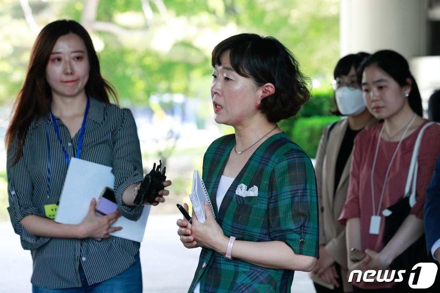 본문 이미지 - 민주사회를위한변호사모임의 김수정 변호사가 16일 오후 서울 서초구 중앙지방법원 동관 앞에서 신송혁(48·아담크랩서) 씨가 홀트아동복지회와 정부를 상대로 낸 손해배상 선고 결과와 관련, 변호인단 입장을 밝히고 있다. 서2023.5.16/뉴스1 ⓒ News1 안은나 기자