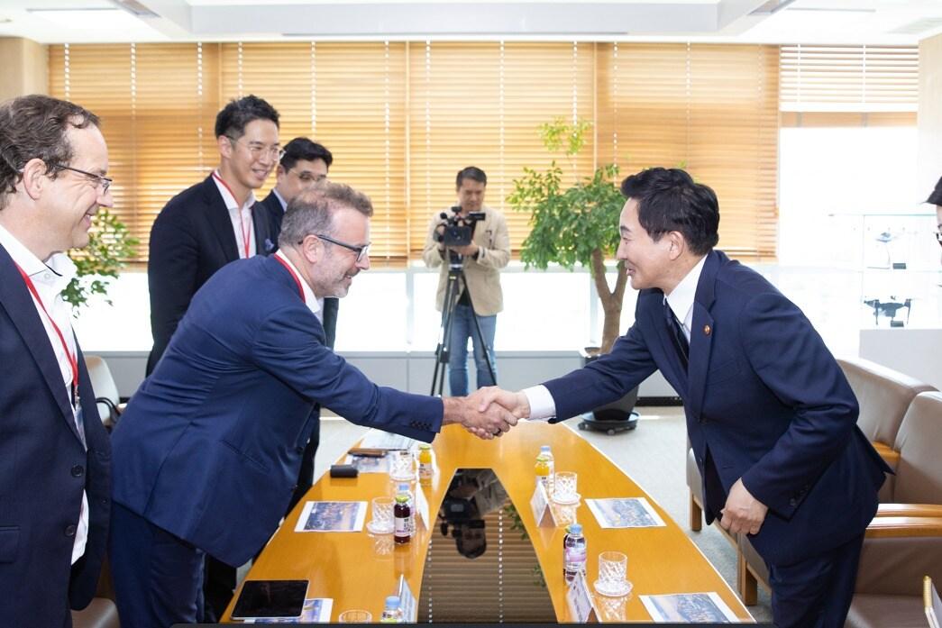 본문 이미지 - 스티븐 피츠패트릭 버티컬 CEO를 만난 원희룡 국토교통부 장관(국토부 제공)