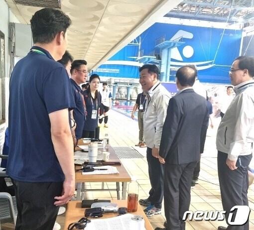 본문 이미지 - 김관영 조직위원장(전북도지사)가 16일 ‘2023년 전북 아시아·태평양 마스터스대회’ 수영경기가 열리고 있는 완산수영장을 방문했다.(조직위 제공)/뉴스1