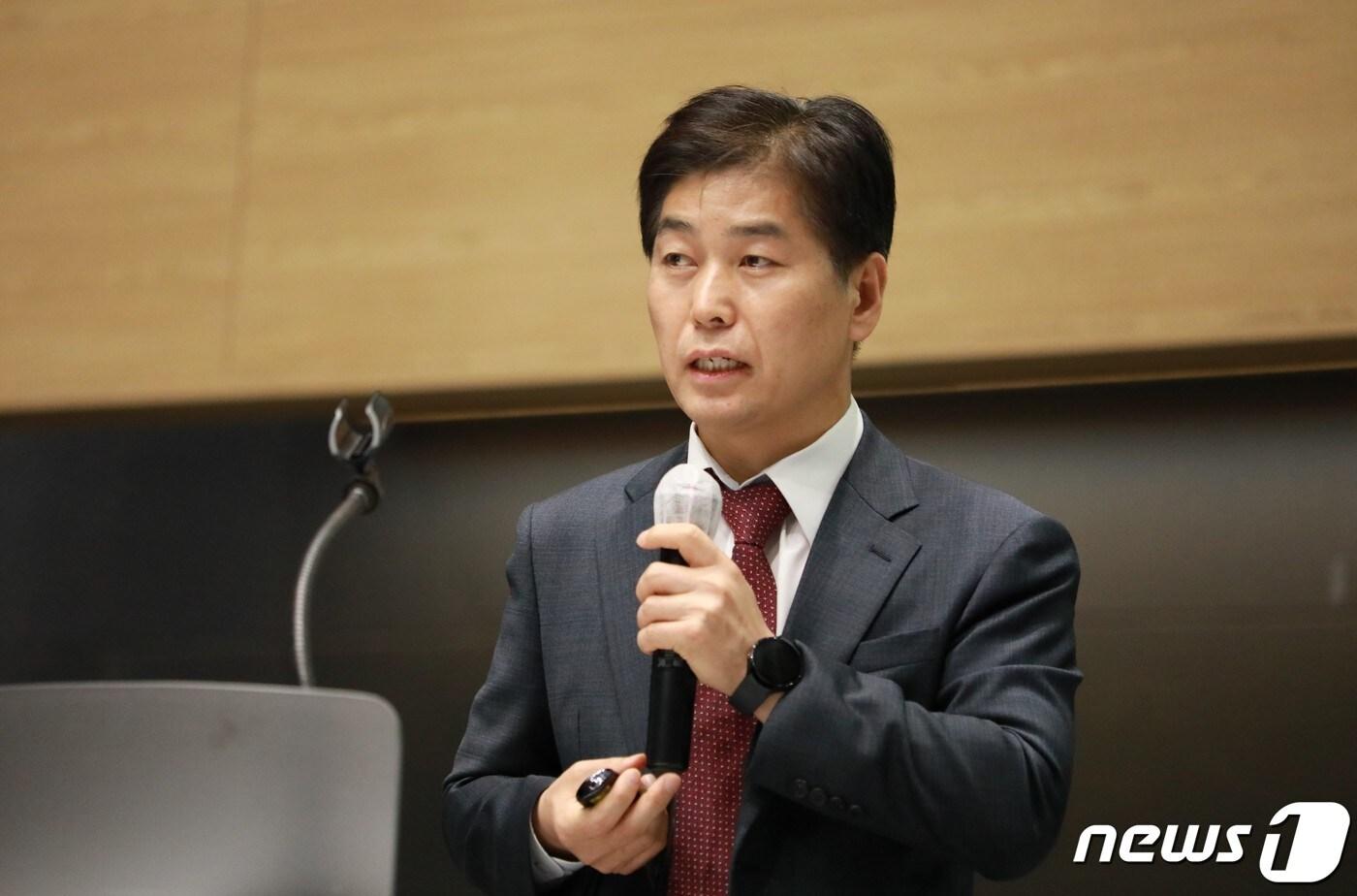 본문 이미지 - 서흥원 한강청장이 서울대 시흥캠퍼스에서 진행된 ‘2023년 환경사고 예방 특별 안전교육’에서 환경경영 관련 특강을 하고 있다.(한강청 제공)