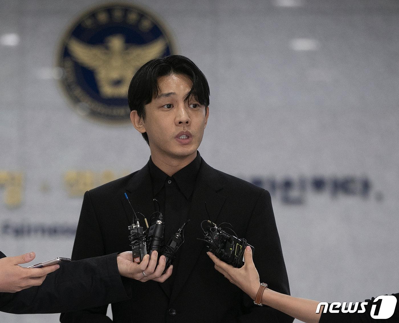 본문 이미지 - 마약 상습 투약 혐의를 받는 배우 유아인(본명 엄홍식)이 17일 오전 서울 마포구 서울경찰청 마약범죄수사대에서 소환 조사를 마친 후 건물을 나서고 있다. 2023.5.17/뉴스1 ⓒ News1 신웅수 기자