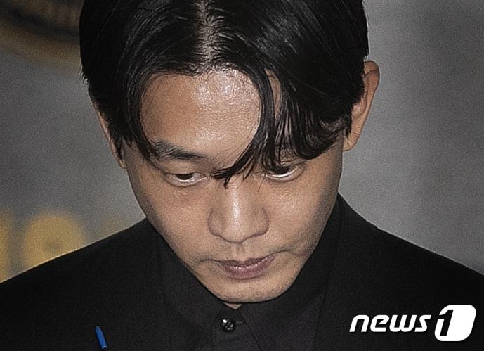 본문 이미지 - 마약 상습 투약 혐의를 받는 배우 유아인(본명 엄홍식)이 17일 오전 서울 마포구 서울경찰청 마약범죄수사대에서 소환 조사를 마친 후 건물을 나서고 있다. 2023.5.17/뉴스1 ⓒ News1 신웅수 기자