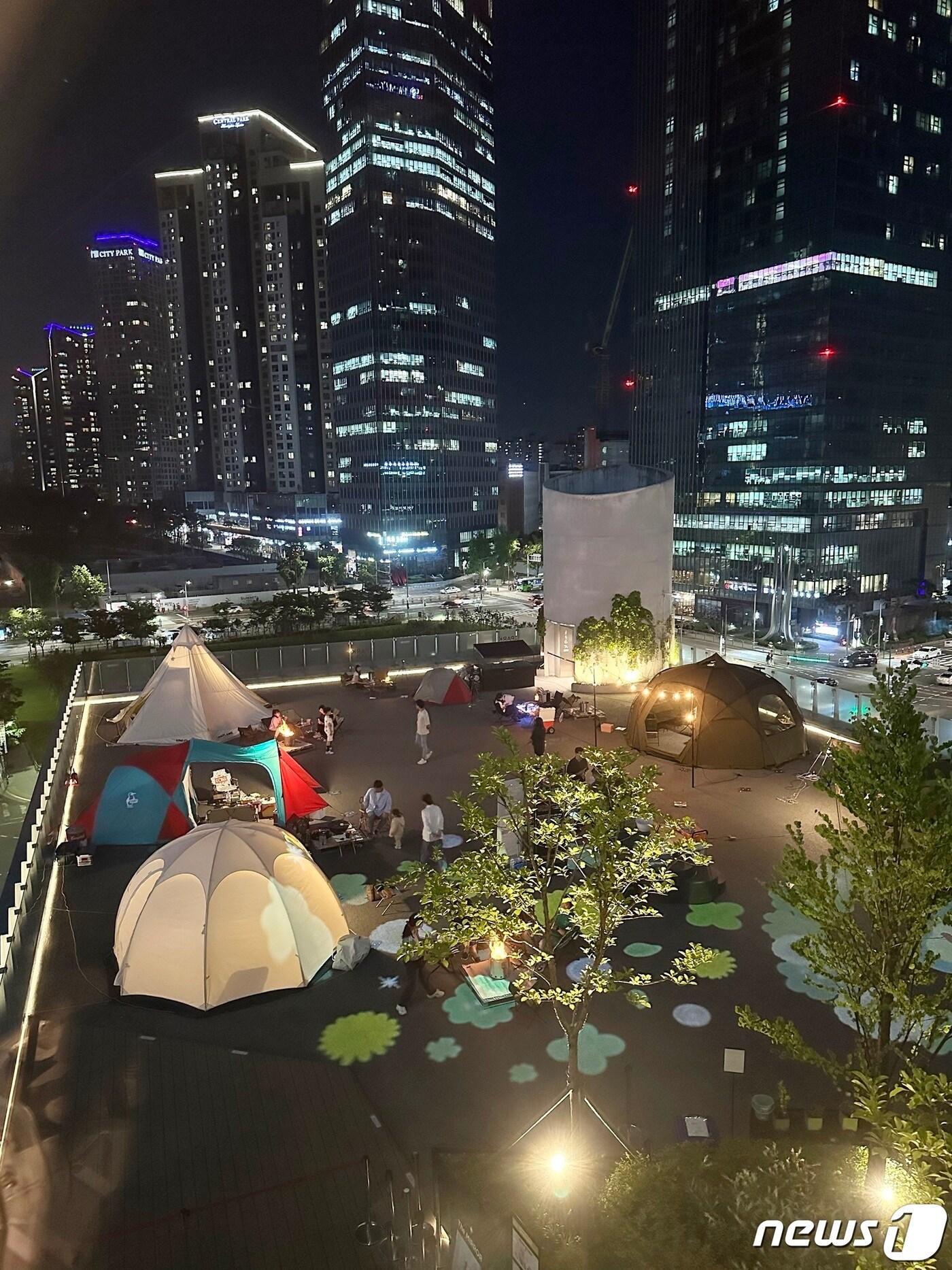 본문 이미지 - HDC아이파크몰 어반캠핑 캠프닉존 전경.(HDC아이파크몰 제공)