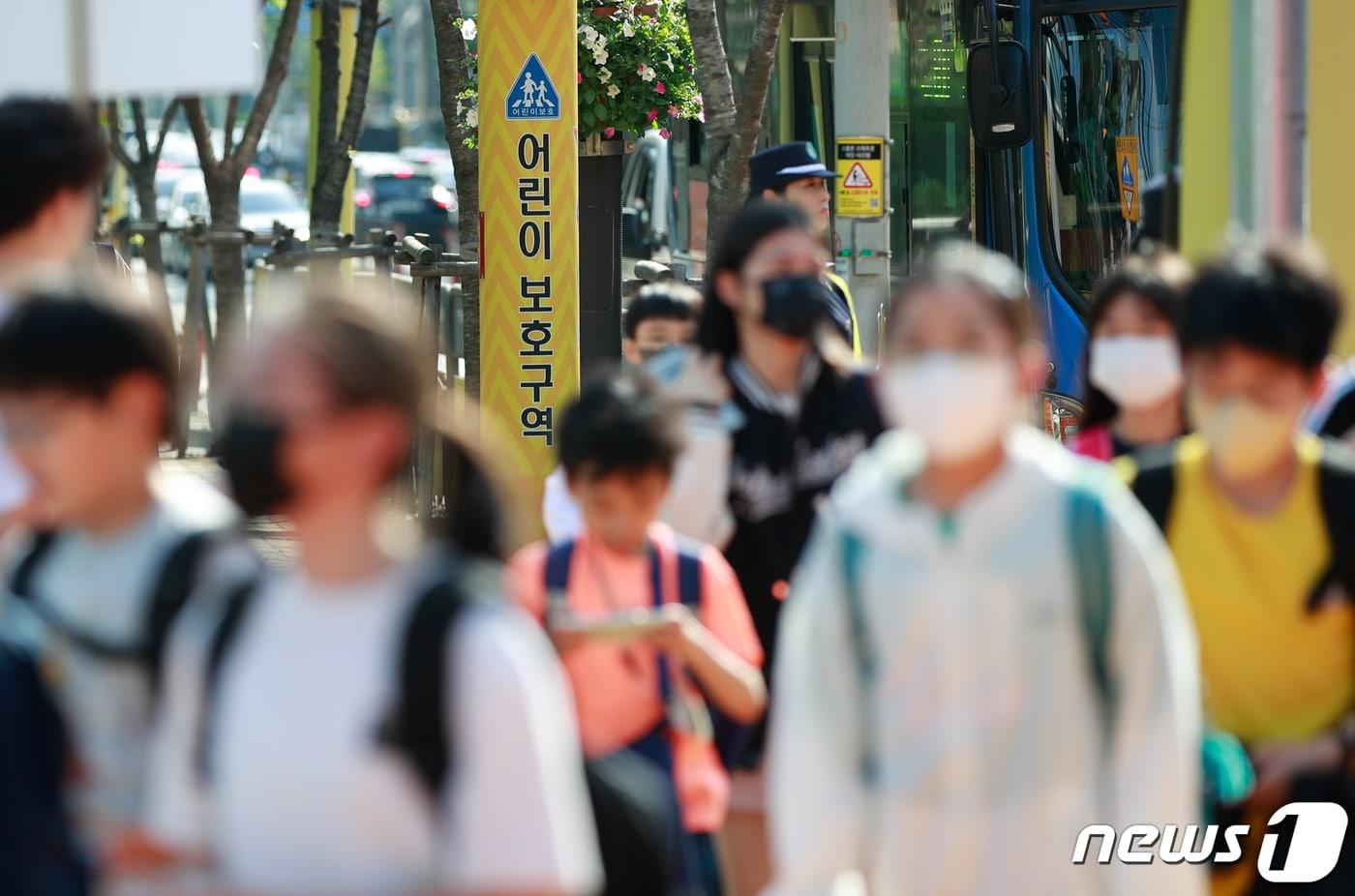 본문 이미지 - 한 초등학교에서 학생들이 등교하고 있다. (사진은 기사 내용과 무관함) / 뉴스1 ⓒ News1 안은나 기자