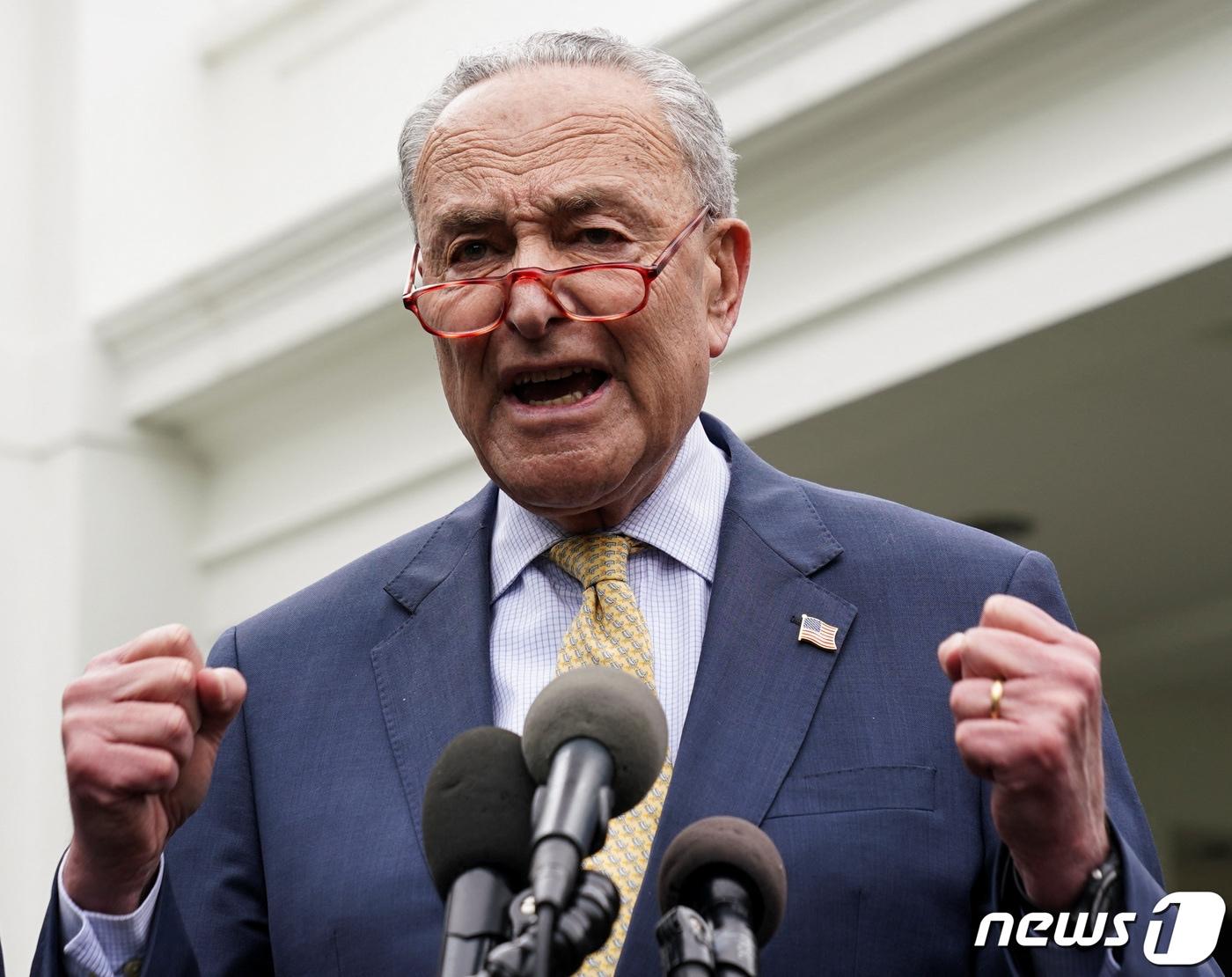 본문 이미지 - 미국 민주당의 척 슈머 상원 원내대표가 워싱턴 백악관에서 조 바이든 대통령을 만난 뒤 기자회견을 하는 모습. 2023.5.16. ⓒ 로이터=뉴스1 ⓒ News1 우동명 기자