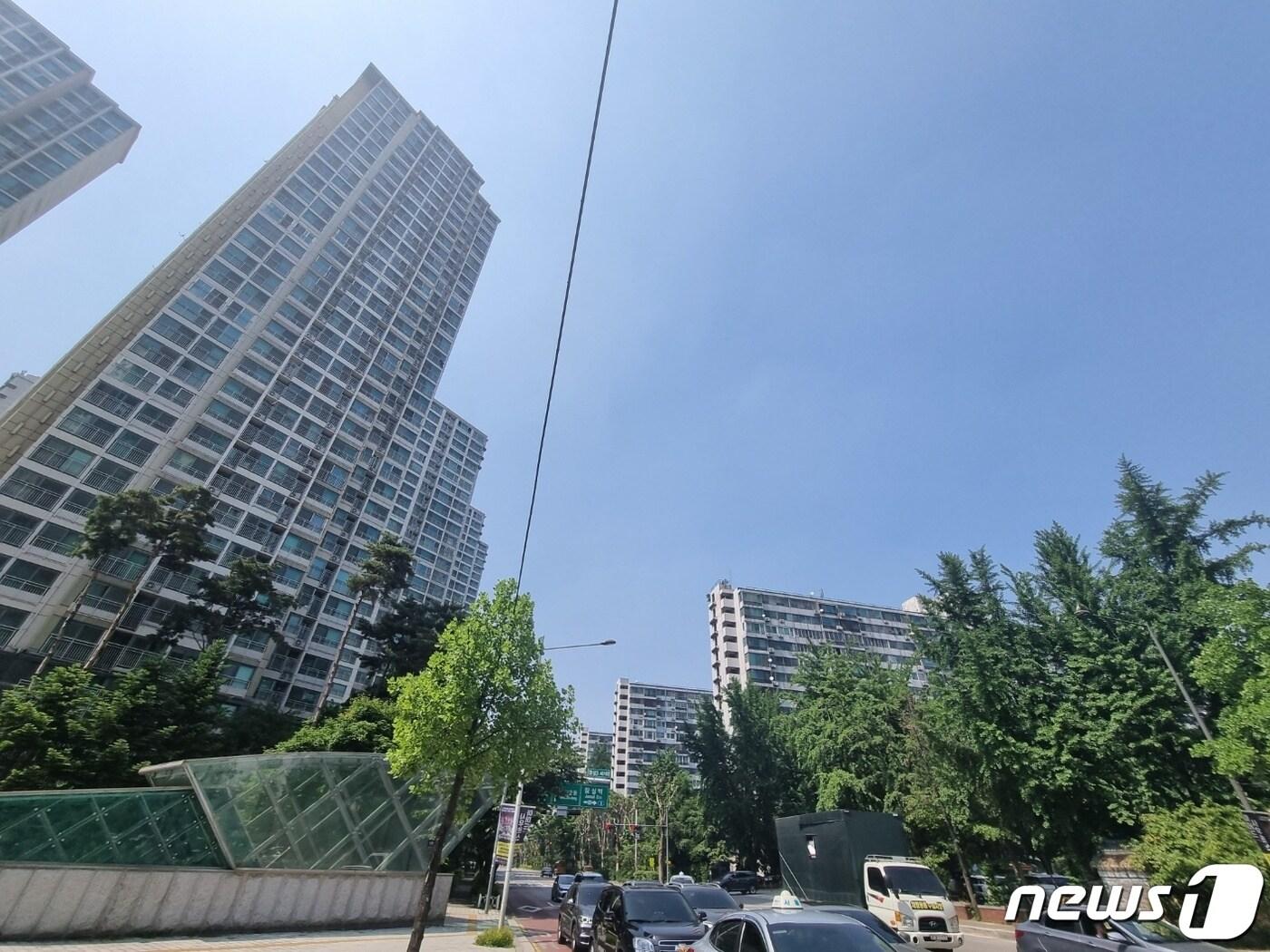 본문 이미지 - 잠실주공2단지를 재건축해 2008년 입주한 잠실리센츠(왼쪽)와 잠실주공5단지의 모습이 대조적이다. 2023. 5. 16. ⓒ News1 최서윤 기자