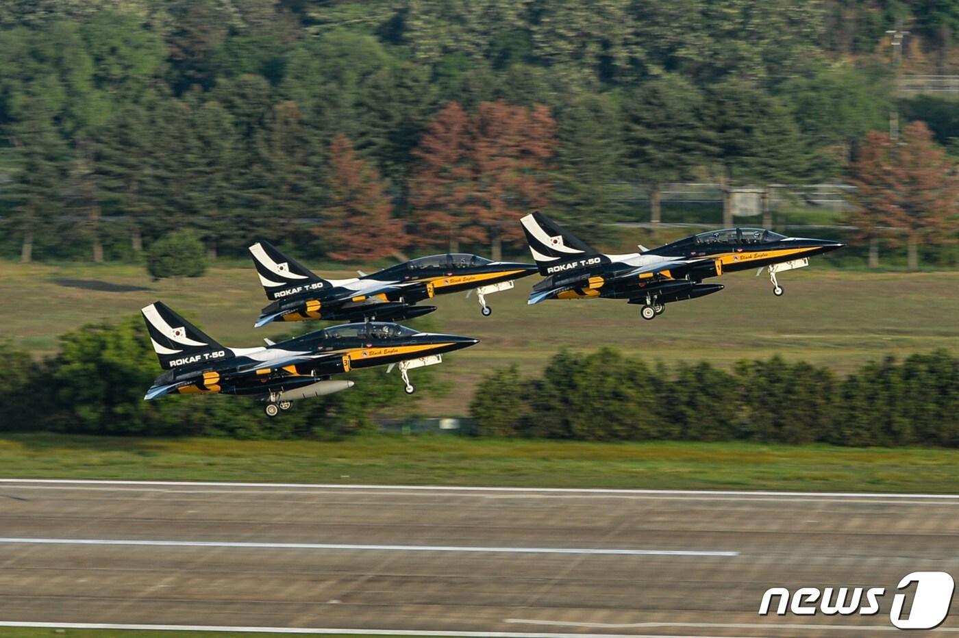  공군 특수비행팀 '블랙이글스'의 T-50B 공중곡예기. (공군 제공) 2023.5.17/뉴스1