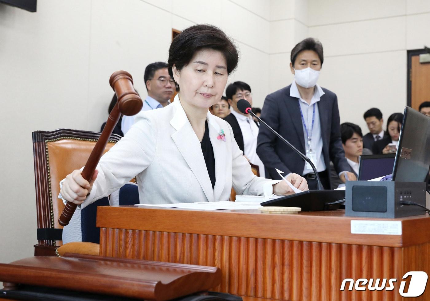 본문 이미지 - 백혜련 국회 정무위원장이 17일 오전 서울 여의도 국회에서 열린 정무위원회 전체회의에서 국회의원의 가상자산 자진신고 및 조사에 관한 결의안을 상정하고 있다. 2023.5.17뉴스1 ⓒ News1 임세영 기자