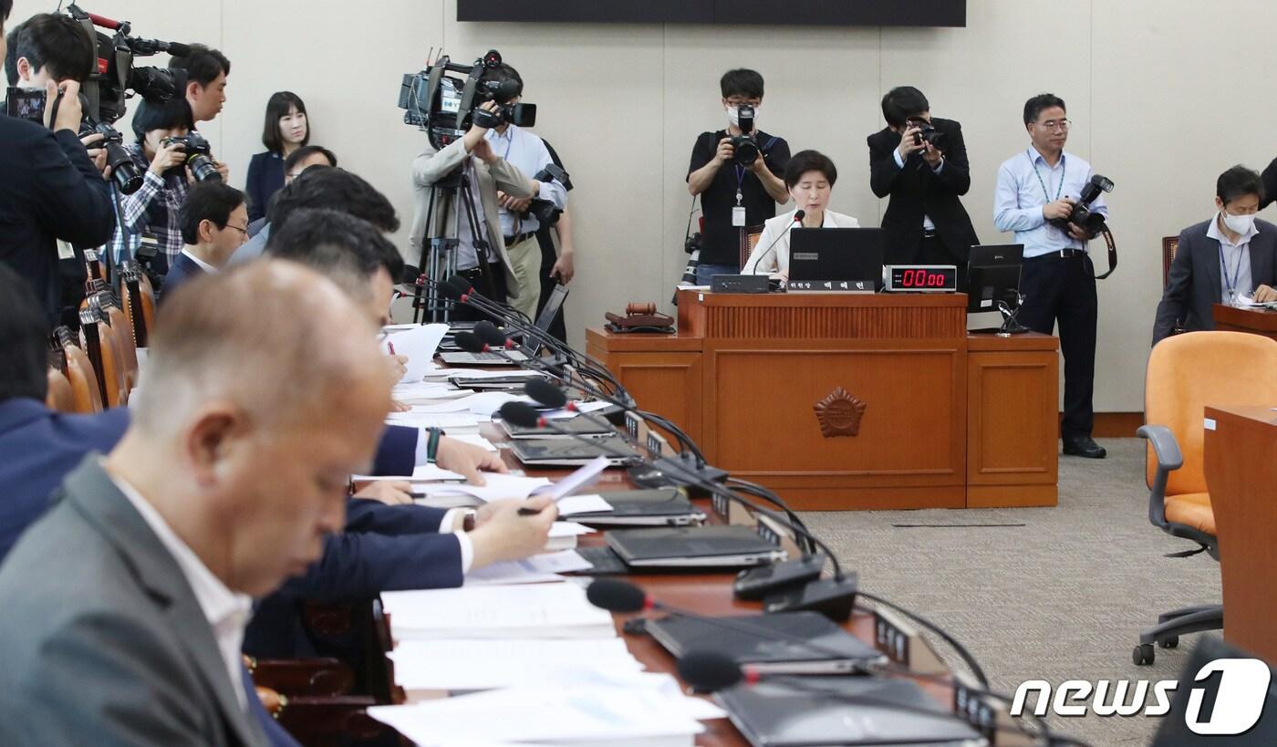본문 이미지 - 17일 백혜련 국회 정무위원장이 오전 서울 여의도 국회에서 열린 정무위원회 전체회의를 주재하고 있다. 이날 정무위에서는 국회의원의 가상자산 자진신고 및 조사에 관한 결의안을 채택했다. 2023.5.17뉴스1 ⓒ News1 임세영 기자