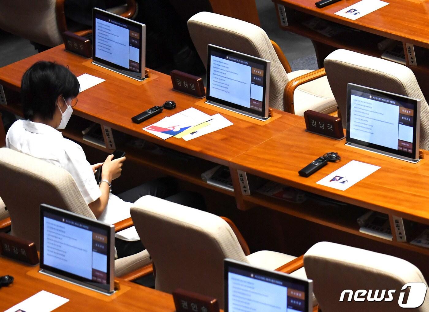 본문 이미지 - 17일 서울 여의도 국회 본회의장에 가상자산 논란으로 더불어민주당을 탈당한 김남국 의원의 자리가 비어 있다. (공동취재) 2023.5.17/뉴스1 ⓒ News1 임세영 기자