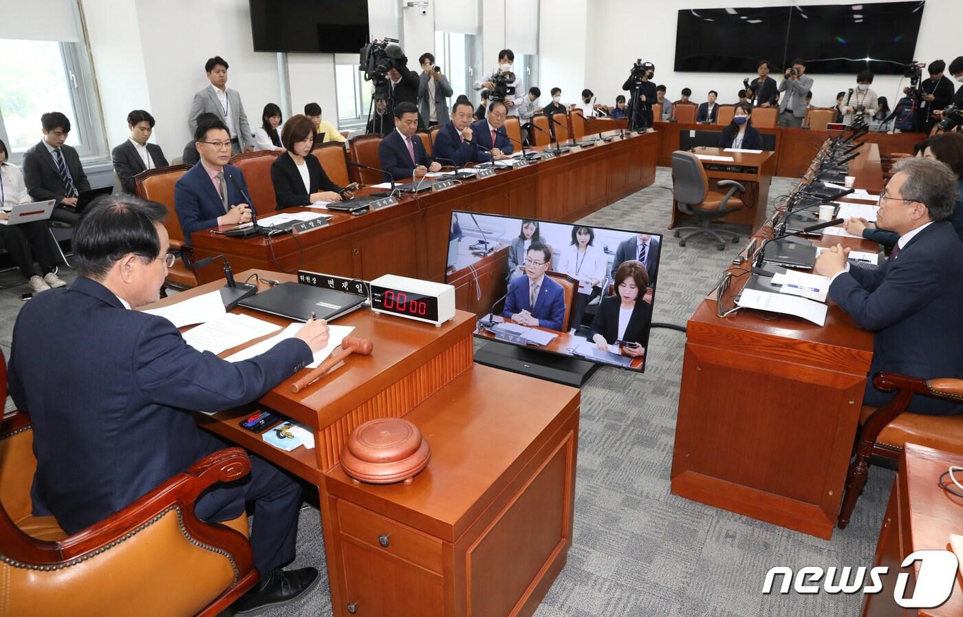 본문 이미지 - 변재일 국회 윤리특위 위원장이 17일 오전 서울 여의도 국회에서 윤리특별위원회 전체회의를 주재하고 있다. ⓒ News1 송원영 기자