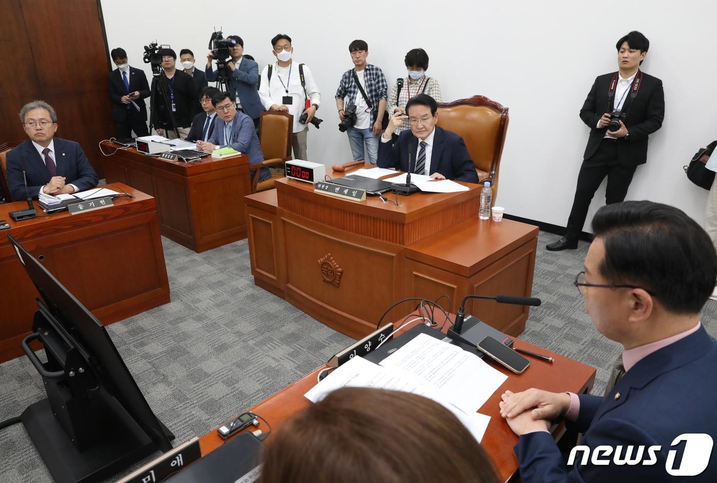 본문 이미지 - 변재일 국회 윤리특위 위원장이 17일 오전 서울 여의도 국회에서 윤리특별위원회 전체회의를 주재하고 있다. 2023.5.17/뉴스1 ⓒ News1 송원영 기자