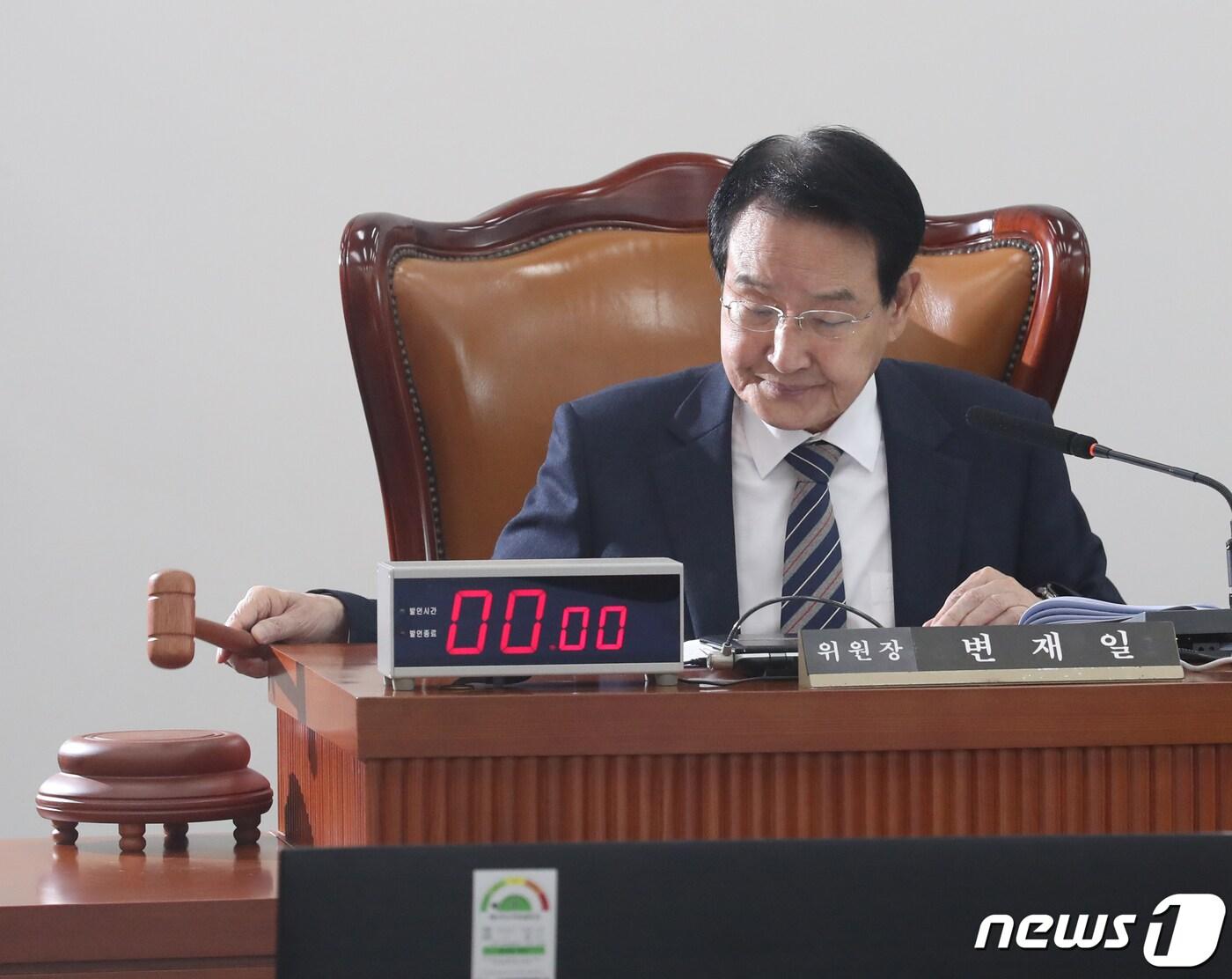 본문 이미지 - 변재일 국회 윤리특위 위원장이 17일 오전 서울 여의도 국회에서 열린 윤리특별위원회 전체회의에서 의사봉을 두드리고 있다. 2023.5.17/뉴스1 ⓒ News1 송원영 기자