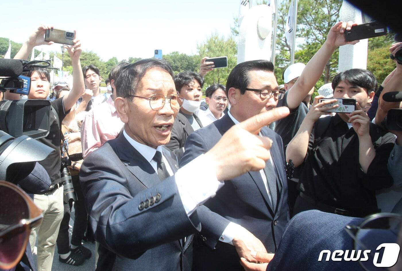 본문 이미지 - 5·18 부상자회 황일봉 회장이 17일 5.18민주묘역 민주의문앞에서 문재인전대통령 참배행열을 막아서며 "강기정 시장은 노동자의 목소리가 안들리냐＂고 외치고 있다. 2023.5.17/뉴스1