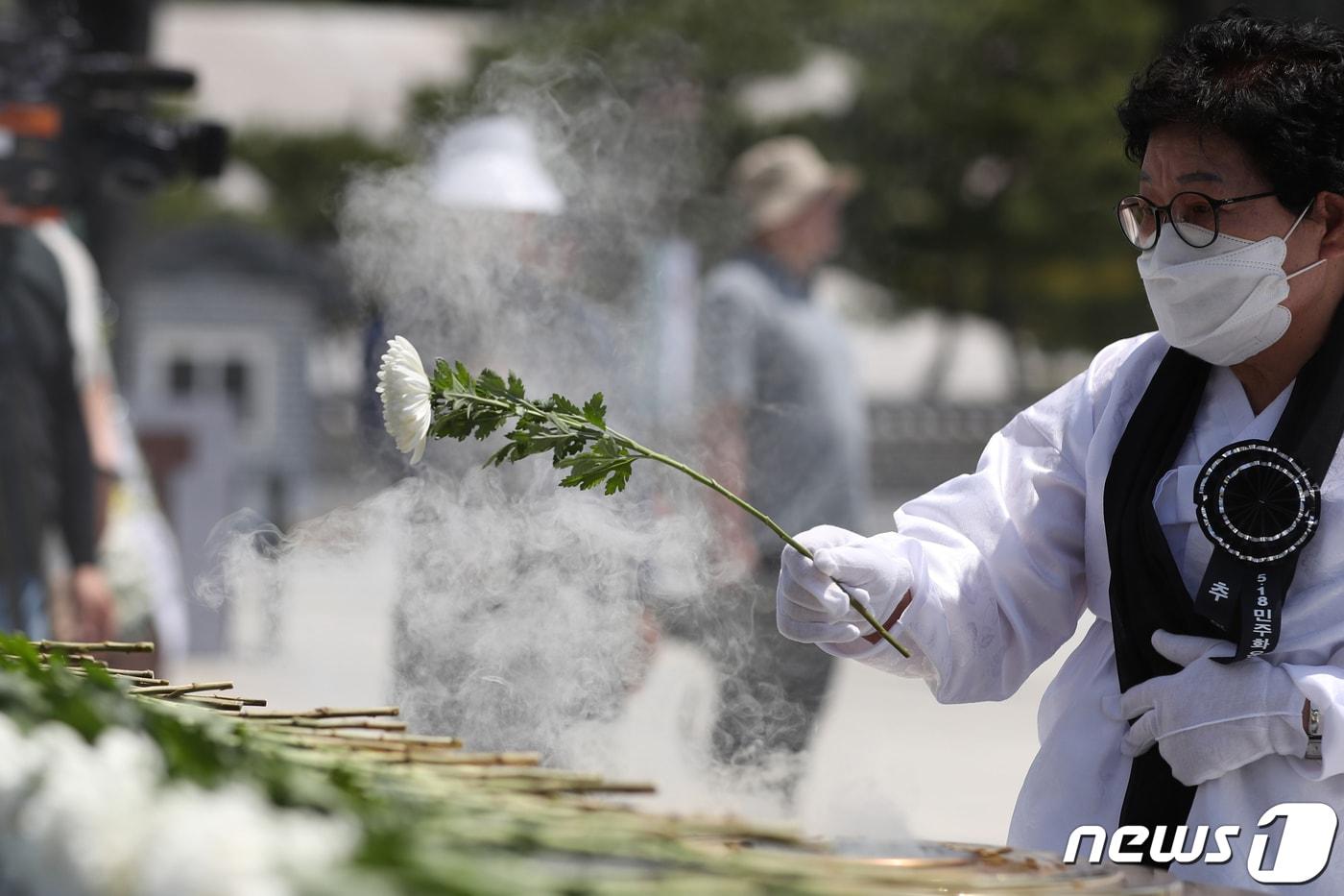 본문 이미지 - 17일 오전 광주 북구 운정동 국립 5·18민주묘지에서 5·18 유가족이 헌화하고 있다. (공동취재) 2023.5.17/뉴스1 ⓒ News1 황기선 기자