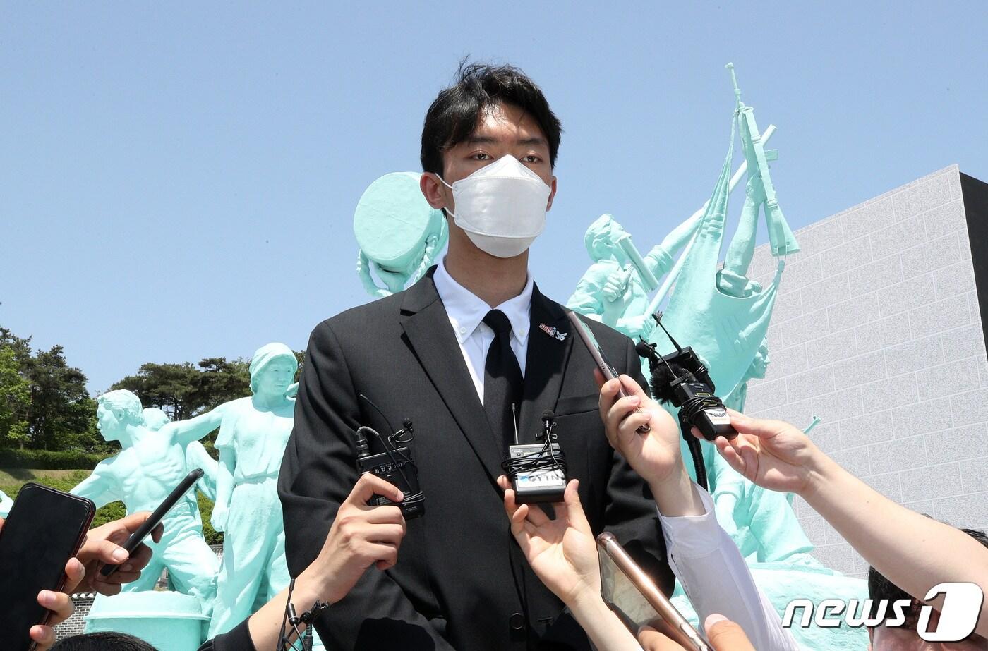 본문 이미지 - 전직 대통령 전두환 씨의 손자 전우원 씨가 17일 광주 북구 국립5·18민주묘지에서 열린 5·18 민중항쟁 제43주년 추모식에 참석해 취재진의 질문에 답변하고 있다. (공동취재) 2023.5.17/뉴스1 ⓒ News1 황기선 기자