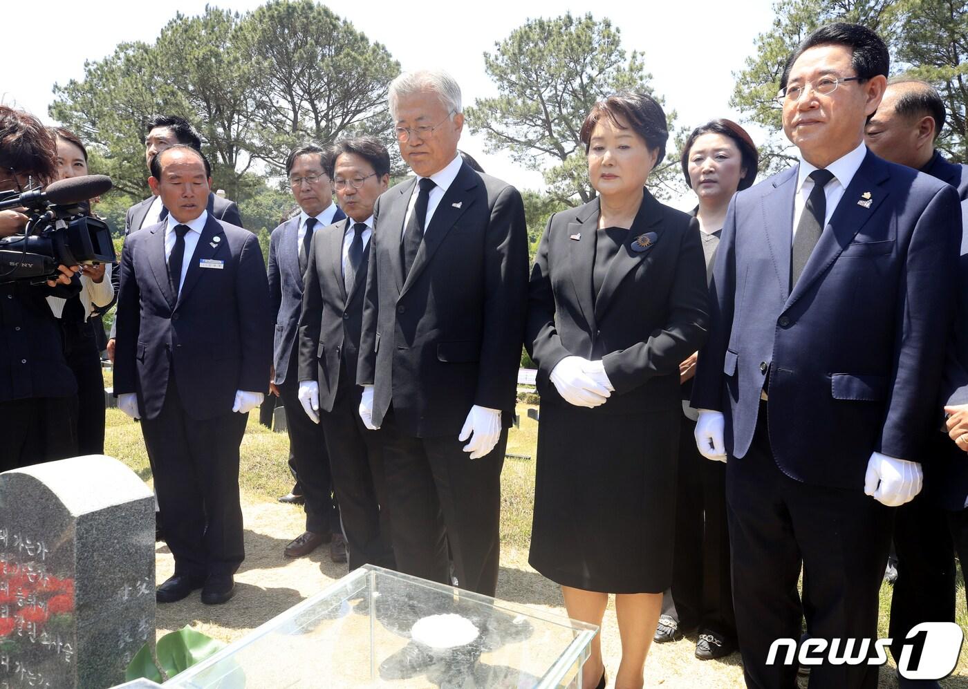 문재인 전 대통령과 부인 김정숙 여사가 17일 광주 북구 망월동 5·18 구묘역을 찾아 이한열 열사 묘역에 참배하고 있다.(공동취재)2023.5.17/뉴스1 ⓒ News1 황기선 기자