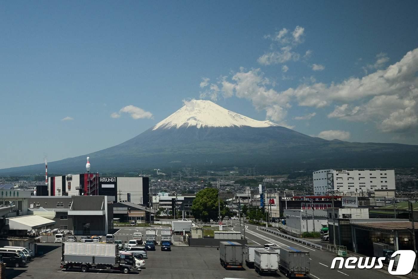 16일 일본 도쿄에서 히로시마로 향하는 열차에서 바라본 후지산의 모습 2023.5.16 ⓒ AFP=뉴스1 ⓒ News1 정윤미 기자
