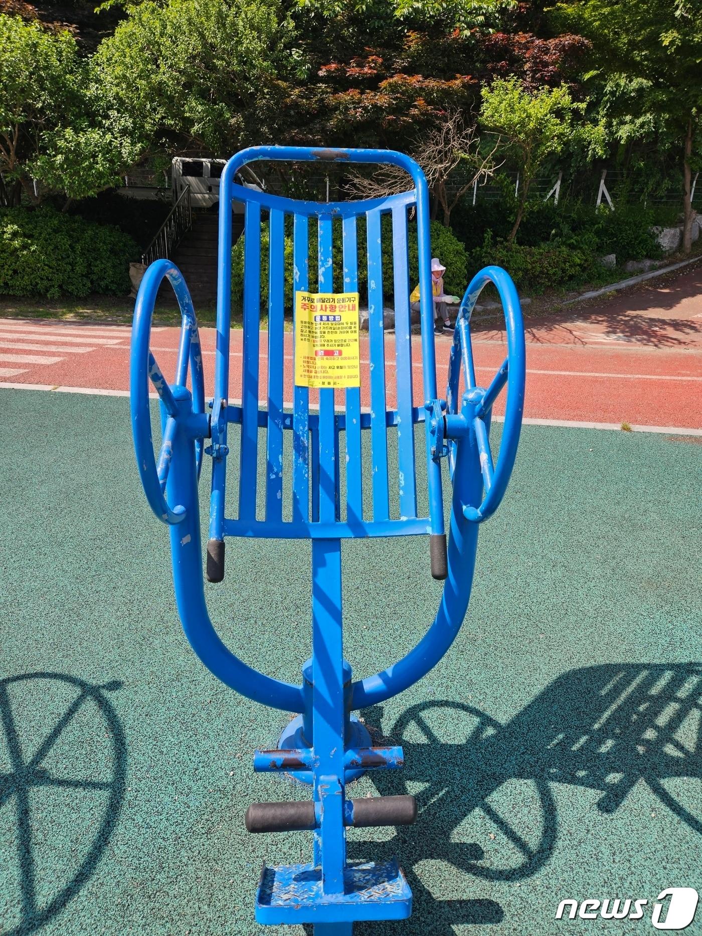 본문 이미지 - 전북 정읍시가 지역 내 설치된 야외운동기구 현황 파악과 집중 점검에 나섰다.&#40;정읍시 제공&#41;2023.5.17/뉴스1 