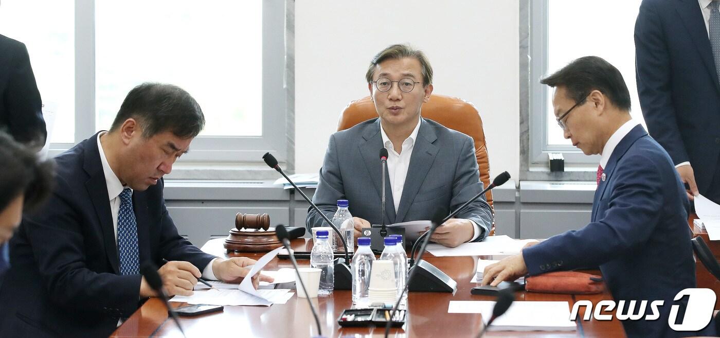본문 이미지 - 전재수 소위원장이 17일 오후 서울 여의도 국회에서 열린 정치개혁특별위원회 법안심사제1소위원회를 주재하고 있다. 2023.5.17/뉴스1 ⓒ News1 임세영 기자